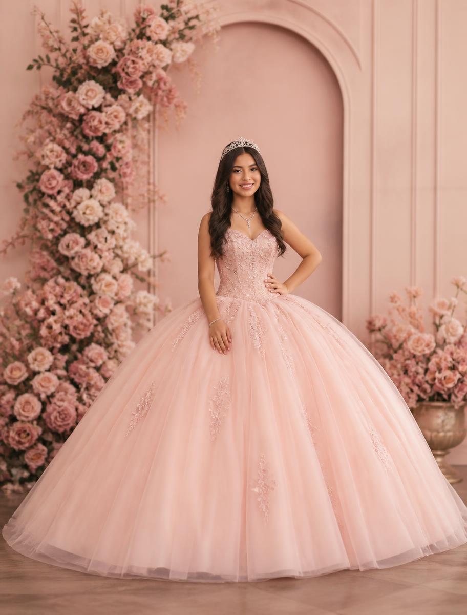 Anabel con vestido rosa y tiara